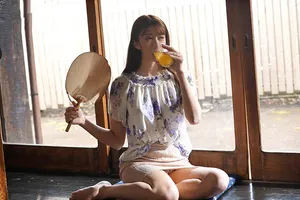 Mùa hè buồn chán ở quê đụ vợ nhà kề bên thiếu thốn vì lấy gã chồng già