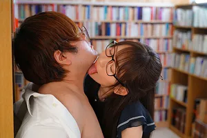 Cô thủ thư nhìn nghiêm túc nhưng lại khoe hàng với cậu nam sinh