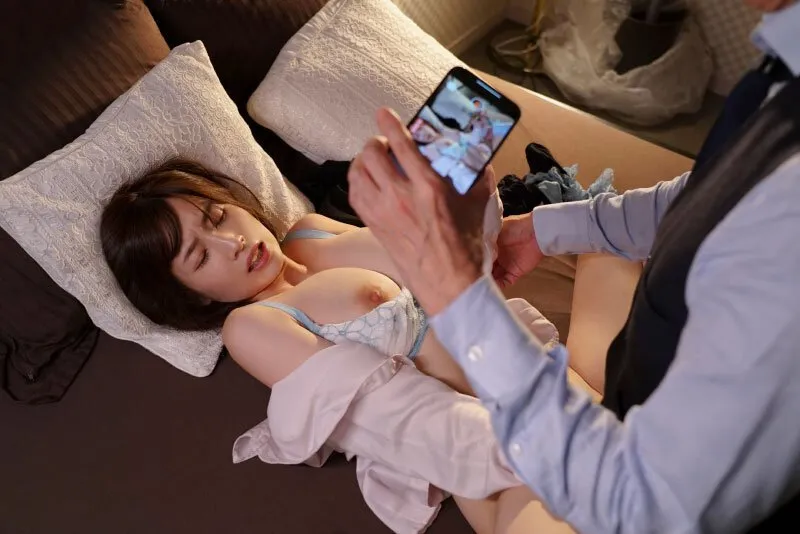 Cấp trên chuốc thuốc em thư ký bắt quan hệ cả đêm khi đi làm ăn xa