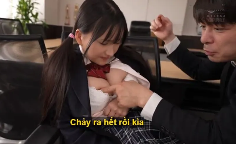 Trong suốt 3 năm, thầy giáo rèn luyện cô học trò ngực xinh thành "bình đựng tinh"
